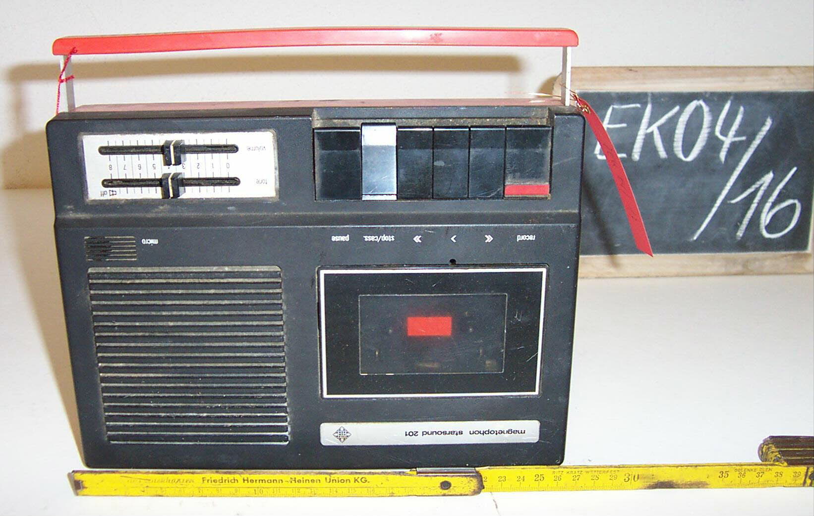 Mit diesem Kassettenrekorder von Telefunken aus den 70er Jahren ließ sich die Lieblingsmusik überall hin mitnehmen.