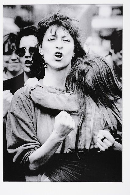 Frau mit Mädchen auf dem Arm ballt ihre Faust und ruft etwas, Aufnahme anlässlich des Reviersolidarisierungstages am 16.04.1988